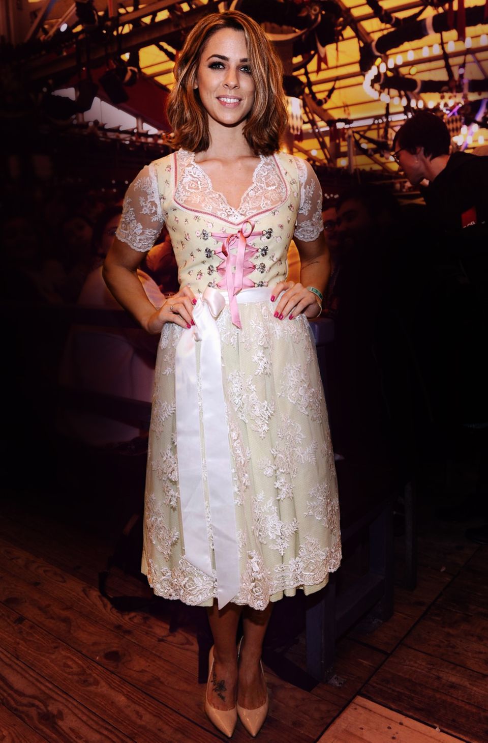 Sängerin Vanessa Mai präsentiert ihr wunderschönes Dirndl von Limberry. Sängerin Vanessa Mai präsentiert ihr wunderschönes Dirndl von Limberry.