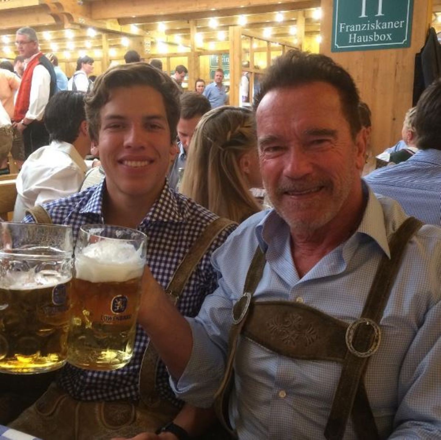 Hollywoodstar Arnold Schwarzenegger stößt mit Sohn Joseph an.