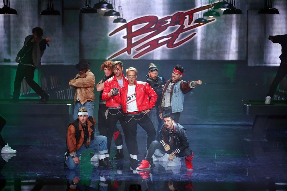 Alexander Kumptner und Mario Kotaska tanzen zu "Beat it" von Michael Jackson. Alexander Kumptner und Mario Kotaska tanzen zu "Beat it" von Michael Jackson.