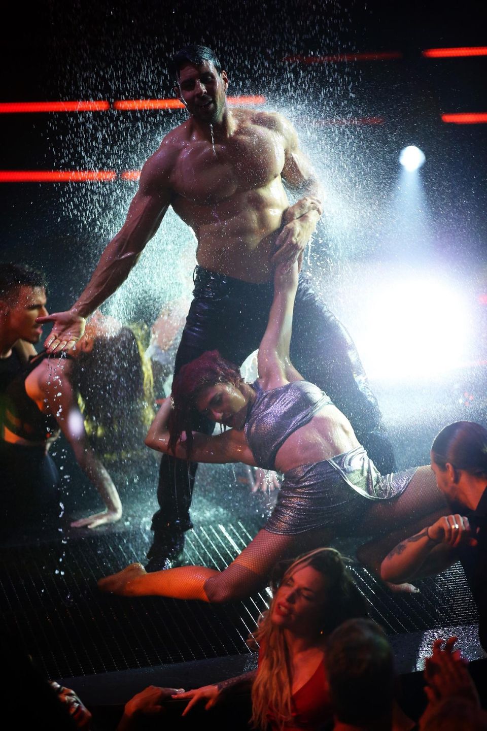 Sexy Auftritt: Leonard Freier tanzt bei seinem Solo zu "Livin ?La Vida Loca" von Ricky Martin. Sexy Auftritt: Leonard Freier tanzt bei seinem Solo zu "Livin ?La Vida Loca" von Ricky Martin.