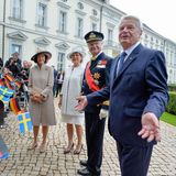 Tag 1  Warmer Empfang: Bundespräsident Joachim Gauck, Daniela Schadt und jede Menge Kinder heißen das schwedische Königspaar willkommen.