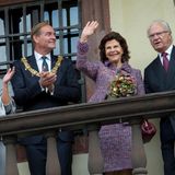 Tag 4  Besuch in Leipzig: Königin Silvia und König Carl Gustaf winken den Leipzigern zu.