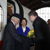 Tag 2  Mit dem Zug treffen die schwedischen Royals aus Berlin in Hamburg ein.