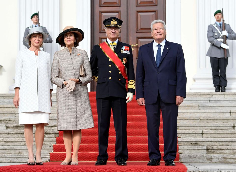 Tag 1  Daniela Schadt, Königin Silvia, König Carl Gustaf und Joachim Gauck posieren für ein Gruppenfoto während der Willkommenszeremonie auf Schloss Bellevue in Berlin.