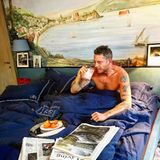 Frühstück am Bett, Bettwäsche mit eigenem Logo und ein großes Kunstwerk an der Wand: Lapos Schlafgemach kann sich sehen lassen.