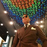 Unterwegs in einem seiner Stores: Top gestylt geht Lapo Elkann auf Steppvisite.