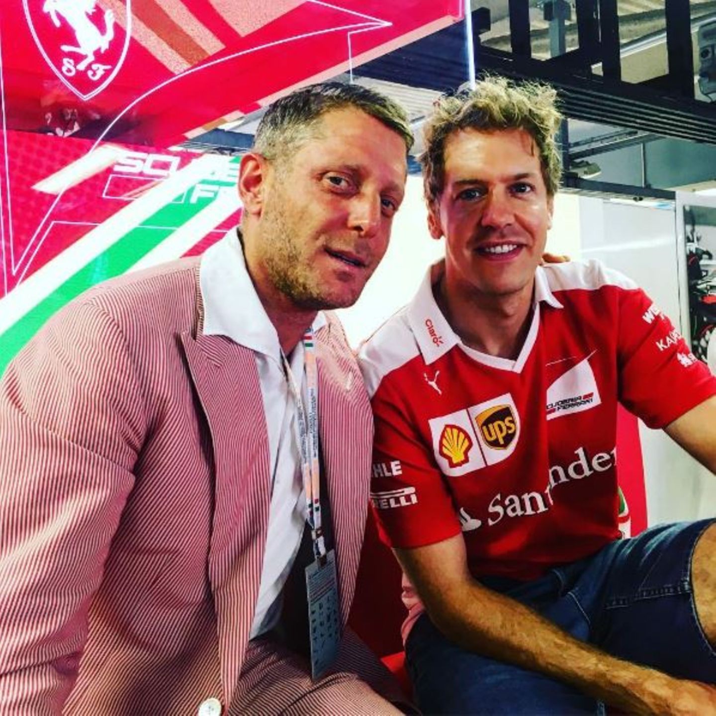 Lapo Elkann hält ein kleines Pläuschen mit Fomel-1-Star Sebastian Vettel.