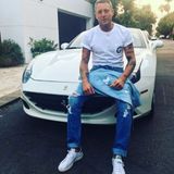 Auch bei einem Besuch in Los Angeles darf ein farblich abgestimmter Sportwagen nicht fehlen.