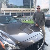 Wenn mein Auto zu meinem Outfit passt: Lapo Elkann vor seinem Maserati, farblich abgestimmt mit seinem Jackett.