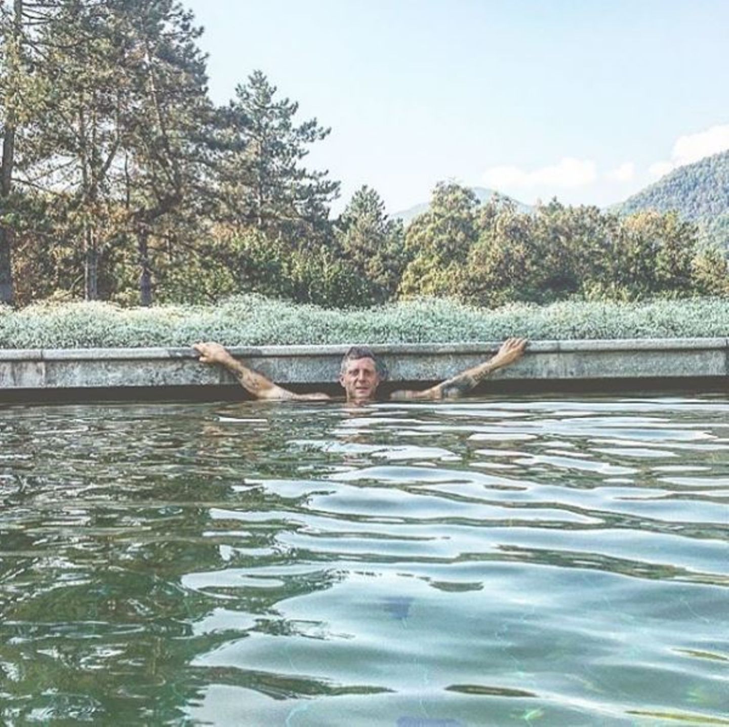 Für Lapo Elkann ist Schwimmen ein ganz besonders wertvoller Sport: Wie alles in seinem Leben muss auch der Pool vor Luxus nur so strotzen.