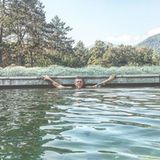 Für Lapo Elkann ist Schwimmen ein ganz besonders wertvoller Sport: Wie alles in seinem Leben muss auch der Pool vor Luxus nur so strotzen.