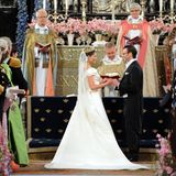 Wie auch schon ihre Mutter Königin Silvia trägt Prinzessin Victoria an ihrer Hochzeit das Kamée-Diadem und den Bernadotte-Schleier, beides Erbstücke der Königsfamilie. Die lange Schleppe macht ihren Brautlook zusätzlich zu etwas Besonderem. 