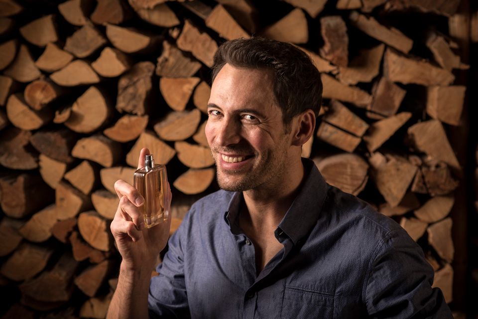 Moderator Alexander Mazza genießt den Duft des Aigner Parfums. Moderator Alexander Mazza genießt den Duft des Aigner Parfums.