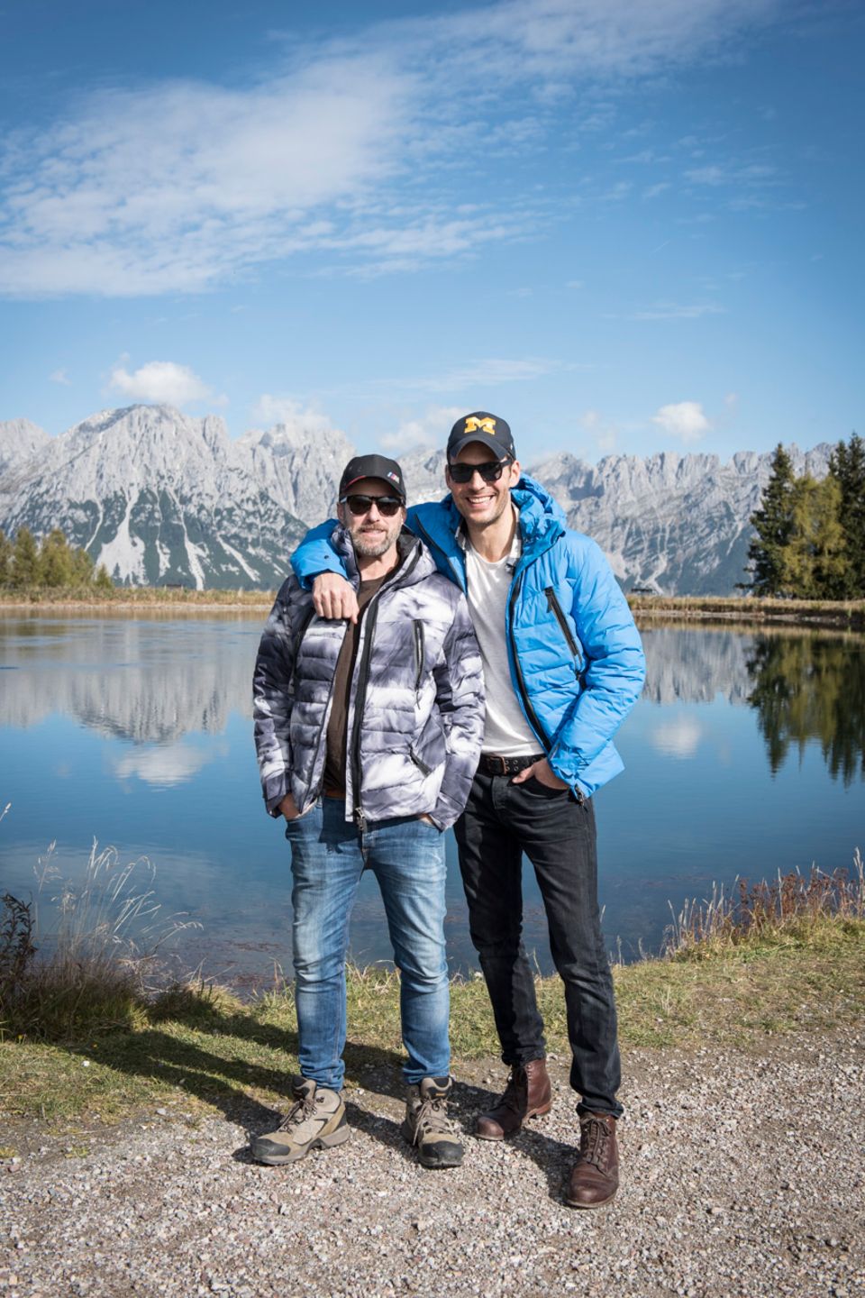 Schauspieler Bruno Eyron und Moderator Alexander Mazza posieren vor der traumhaften Kulisse in Tirol bei der Wolfskin Tech Lab Outdoor Experience. Schauspieler Bruno Eyron und Moderator Alexander Mazza posieren vor der traumhaften Kulisse in Tirol bei der Wolfskin Tech Lab Outdoor Experience.