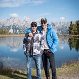 Schauspieler Bruno Eyron und Moderator Alexander Mazza posieren vor der traumhaften Kulisse in Tirol bei der Wolfskin Tech Lab Outdoor Experience.
