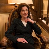 Unglaublich, wie gut Emily Gilmore (Kelly Bishop) noch immer aussieht - und das trotz des traurigen Schicksalsschlages, das sie in "Gilmore Girls: A Year in the Life" ereilt...