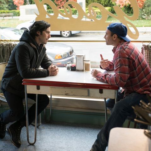 Endlich erhaschen wir einen ersten Blick auf Herzensbrecher Jess! Zur Freude der riesigen "Gilmore Girls"-Gemeinde kehrt der coole Literaturliebhaber (Milo Ventimiglia) nach Stars Hollow zurück.