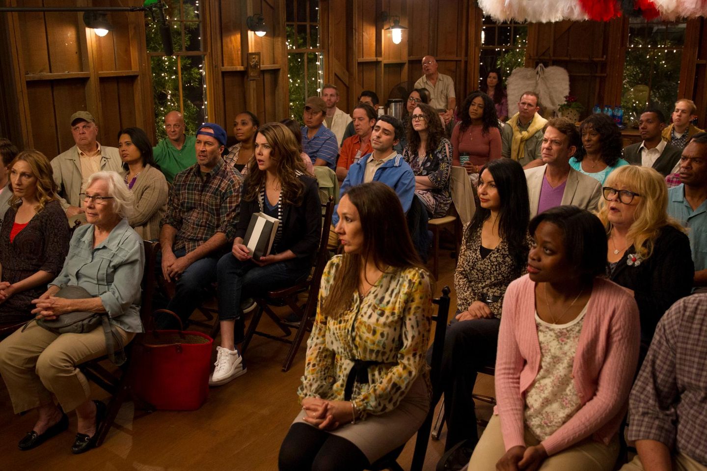 Die legendären Stadtversammlungen haben im fiktiven Örtchen Stars Hollow eine lange Tradition. Der Gesichtsausdruck von Luke und Lorelai lässt allerdings nichts Gutes erahnen.