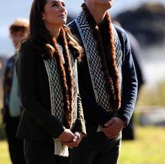 Tag 7  Im Haida Heritage Centre und Museum bewundern Herzogin Catherine und Prinz William traditionelle Kanus und Totempfähle.