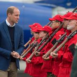 Tag 4  Am Flughafen in Whitehorse, Yukon wird Prinz William von den "Canadian Rangers" empfangen.