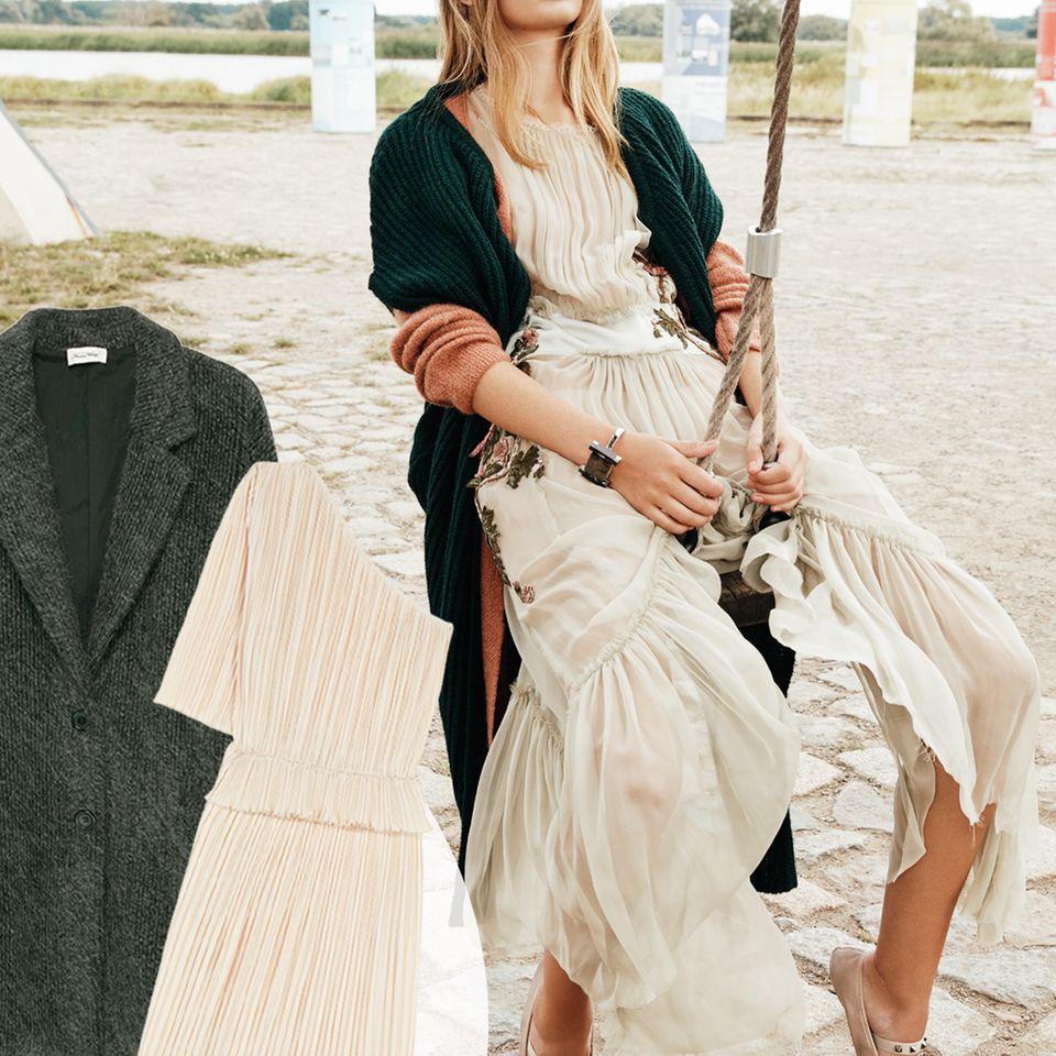 Moosgrüne Strickweste von Set, Cardigan in Altrosa von Comma, Plisseekleid mit Stickerei von Alberta Ferretti, Armreif von Hermès, Ballerinas von Valentino