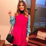 Cathy Hummels präsentiert ihren Look des Tages bei Instagram. Kleid und Tasche sind von Miu Miu.