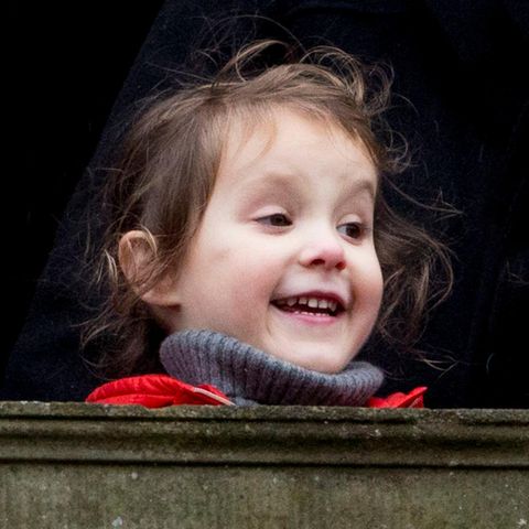 Kleine Prinzessin hinter hoher Brüstung: Athena schaut trotzdem fröhlich bei der Jagd zu.