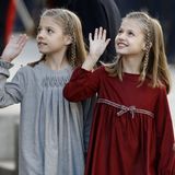 17. November 2016   Mit kindlicher Gelassenheit winken Prinzessin Leonor und Prinzessin Sofia den Zuschauern zu. Sie sind mit ihren Eltern bei der Parlamentseröffnung in Madrid.