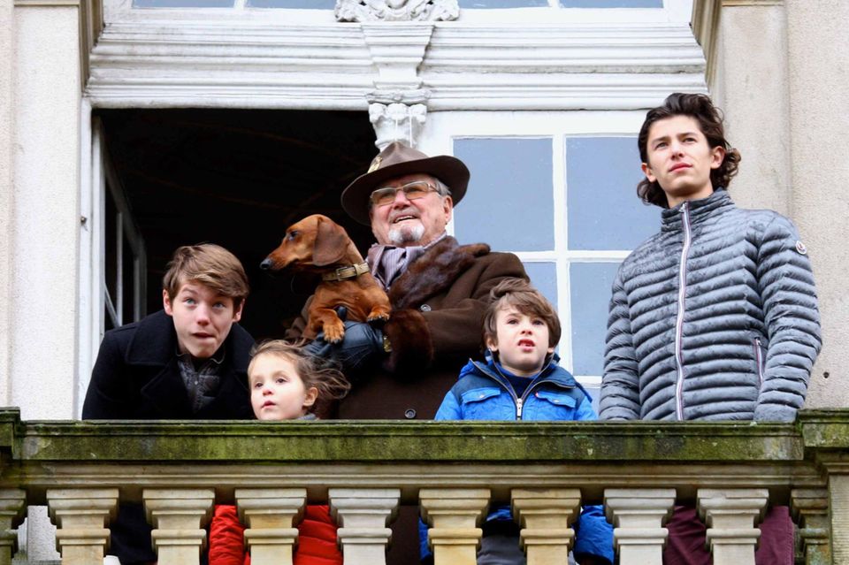 Prinz Nikolai: Mit Opa Prinz Henrik (und dem königlichen Dackel) absolviert Nikolai im November 2016 - gemeinsam mit seinen Geschwistern Athena und Henrik - einen seiner bisher seltenen Auftritte. 6. November 2016 Mit Opa Prinz Henrik (und dem königlichen Dackel) sind Felix, Nikolai, Athena und Henrik bei der Hubertus Jagd außerhalb von Kopenhagen dabei.
