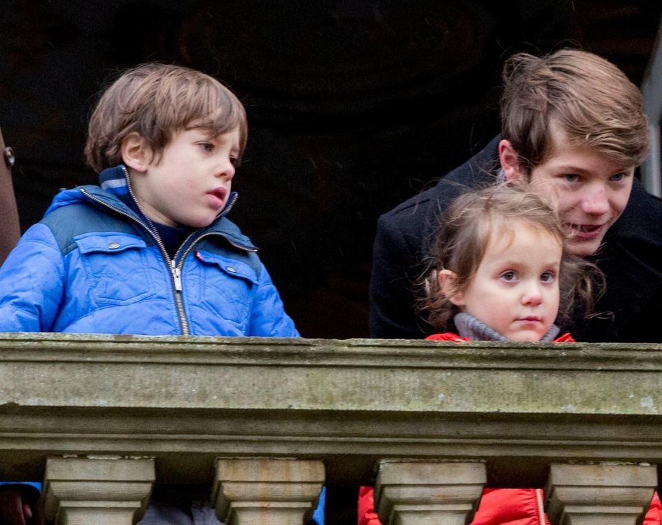 Athena von Dänemark: Prinz Felix erkärt seiner kleinen Schwester das Geschehen vor dem Schloss. 6. November 2016 Prinz Felix erkärt seiner kleinen Schwester das Geschehen vor dem Schloss.