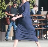 Dreh-Kilos: Charlize Theron steht zur Zeit für Dreharbeiten zu dem Film "Tully" vor der Kamera. Dabei fällt auf, dass die Schauspielerin deutlich mehr auf den Rippen hat. Über 15 Kilo hat sie für ihre Rolle einer alleinerziehenden Mutter zugenommen.
