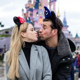 Peinlicher Auftritt bei Eröffnung der Weihnachtssaison in Disneyland Paris: Angelina Heger und Leonard Freier haben es beim Zelebrieren ihrer frische Liebe ganz schön übertrieben.