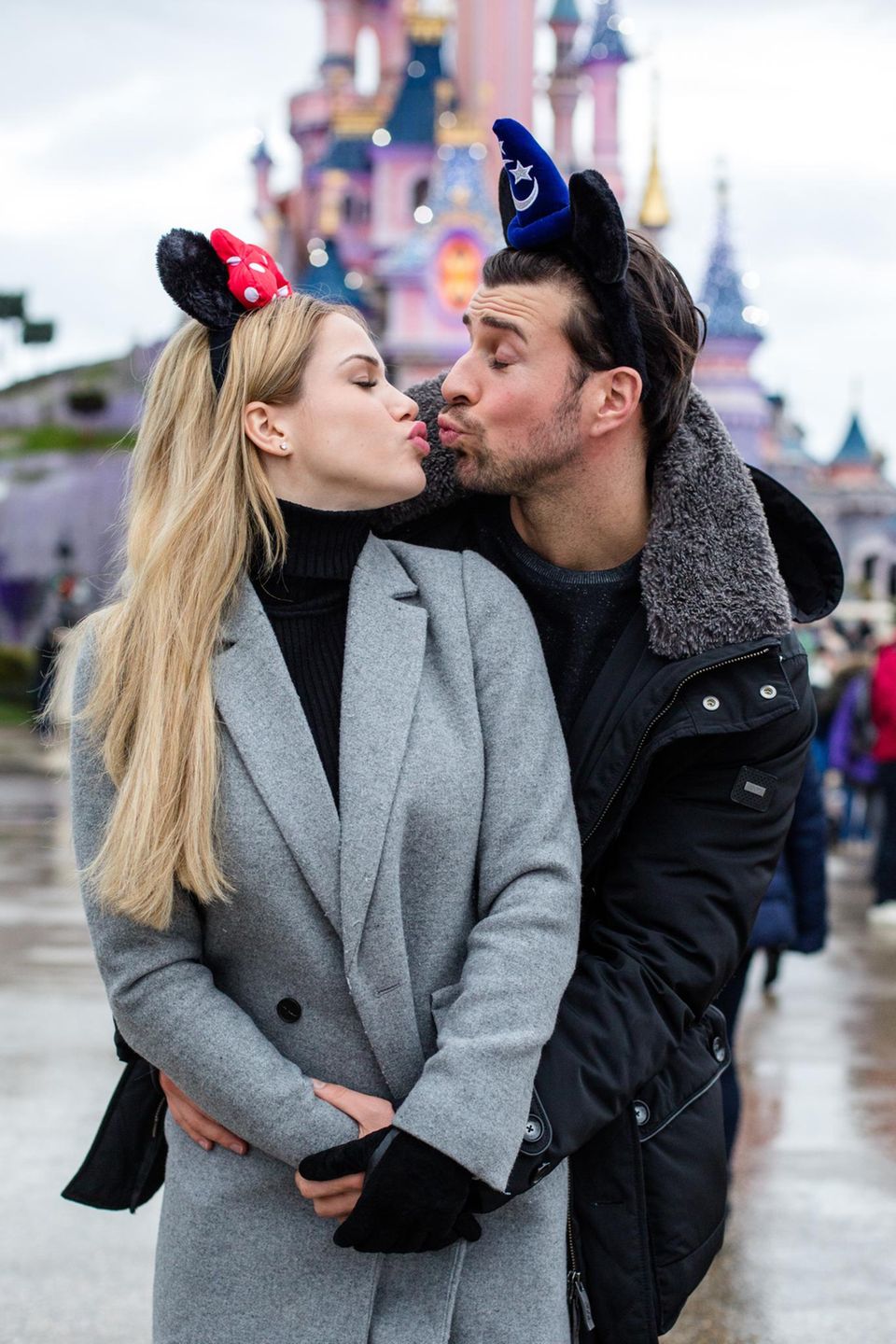 Peinlicher Auftritt bei Eröffnung der Weihnachtssaison in Disneyland Paris: Angelina Heger und Leonard Freier haben es beim Zelebrieren ihrer frische Liebe ganz schön übertrieben. Peinlicher Auftritt bei Eröffnung der Weihnachtssaison in Disneyland Paris: Angelina Heger und Leonard Freier haben es beim Zelebrieren ihrer frische Liebe ganz schön übertrieben.
