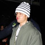 Hot or Not? Justin Bieber mit fieser Grimasse, Bartflaum, Nerdbrille und Strickmütze beim Besuch der Afterparty der Premiere "I Am Bolt" im Tape Club in London.