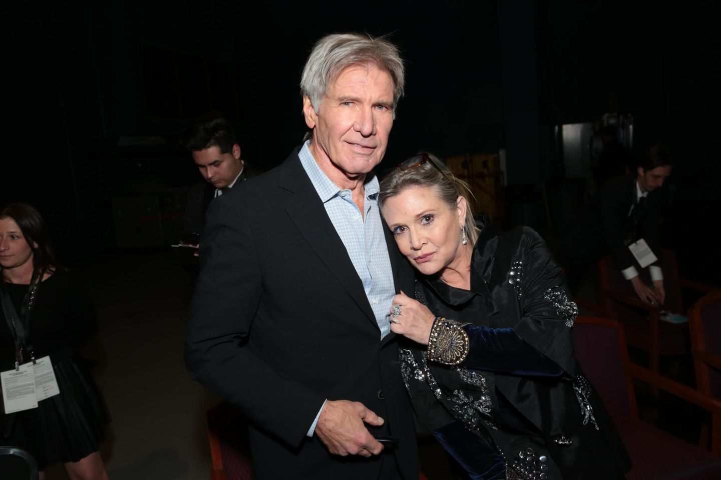 Es ist eine Sensation für viele "Star Wars"-Fans: Prinzessin Leia und Han Solo waren nicht nur auf der Kinoleinwand ein Traumpaar. Die damals 19-Jährige Carrie und der 14 Jahre ältere Harrison Ford hatten eine Affäre am Set. "Es war so intensiv", schwärmte sie 40 Jahre später. "Unter der Woche hieß es Han und Leia, und am Wochenende Carrie und Harrison."