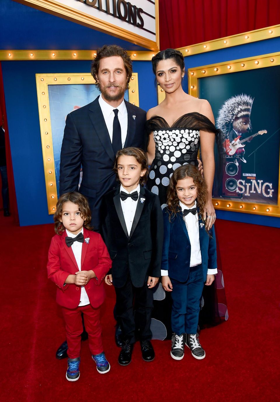 3. Dezember 2016 Filmspaß für die ganze Familie: Matthew McConaughey und Camila Alves besuchen mit ihren stylischen Kids Livingston, Levi und Vida die "Sing"-Premiere in Los Angeles. 3. Dezember 2016 Filmspaß für die ganze Familie: Matthew McConaughey und Camila Alves besuchen mit ihren stylischen Kids Livingston, Levi und Vida die "Sing"-Premiere in Los Angeles.