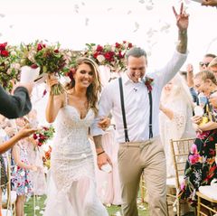 5. November 2016: Was für ein Fest - Audrina Patridge und ihr Verlobter Corey Bohan feiern eine pompöse Hochzeit mit rund 100 Gästen auf Hawaii. Der "The Hills"-Star bezaubert in einem figurbetonten Spitzenkleid. Ihr Ehemann kleidet sich dagegen deutlich legerer.