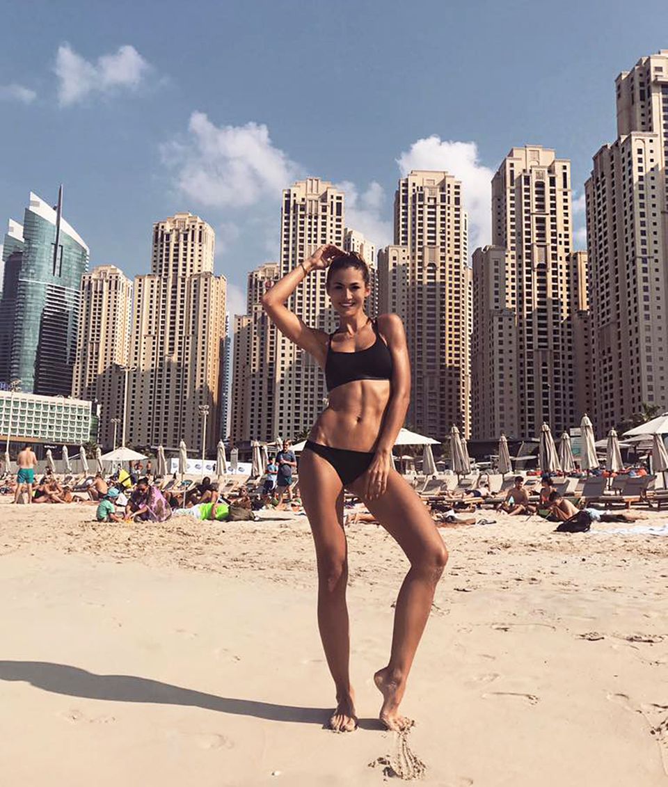 Wow! Fiona Erdmann kann stolz auf ihren Traumbody sein. Den trainiert sie nämlich gerade mit ihrem Personal Trainer Slavko Moljac vor der spektakulären Kulisse des Muscle Beachs in Dubai. Wow! Fiona Erdmann kann stolz auf ihren Traumbody sein. Den trainiert sie nämlich gerade mit ihrem Personal Trainer Slavko Moljac vor der spektakulären Kulisse des Muscle Beachs in Dubai.
