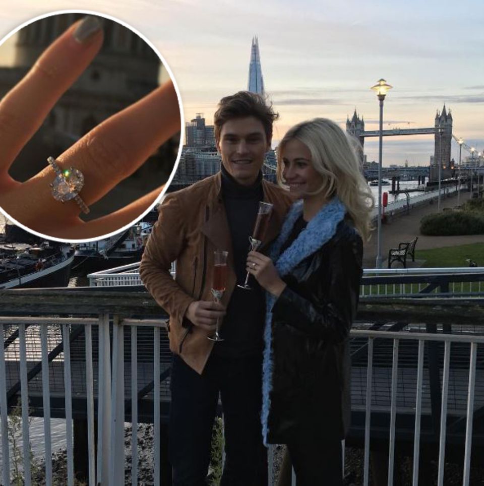 Endlich hat er sie gefragt! Schon länger denken Pixie Lott und ihr Freund, das Männermodel Oliver Cheshire, über den nächsten Schritt nach. Jetzt hat es Oliver endlich gewagt und bei seiner Pixie um die Hand angehalten. Keine Frage, dass man bei so einem Mann und diesem schicken Verlobungsklunker "Ja" sagt. Endlich hat er sie gefragt! Schon länger denken Pixie Lott und ihr Freund, das Männermodel Oliver Cheshire, über den nächsten Schritt nach. Jetzt hat es Oliver endlich gewagt und bei seiner Pixie um die Hand angehalten. Keine Frage, dass man bei so einem Mann und diesem schicken Verlobungsklunker "Ja" sagt.