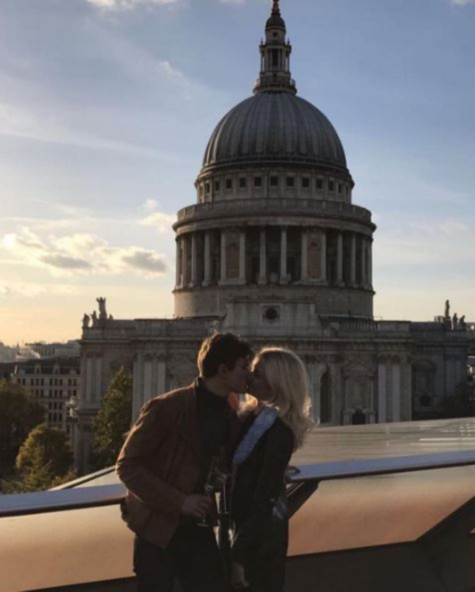 Pixie Lott und Oliver Cheshire krönen ihre Verlobung mit einem romantischen Kuss vor der St.-Pauls-Kathedrale Pixie Lott und Oliver Cheshire krönen ihre Verlobung mit einem romantischen Kuss vor der St.-Pauls-Kathedrale