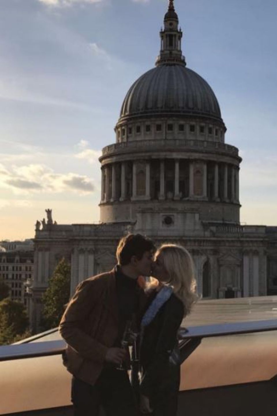 Pixie Lott und Oliver Cheshire krönen ihre Verlobung mit einem romantischen Kuss vor der St.-Pauls-Kathedrale