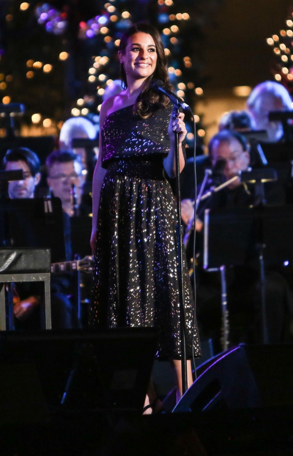 Lea Michele stimmt bei der "The Grove Christmas"-Veranstaltung in Los Angeles besinnliche Weihnachtslieder an.