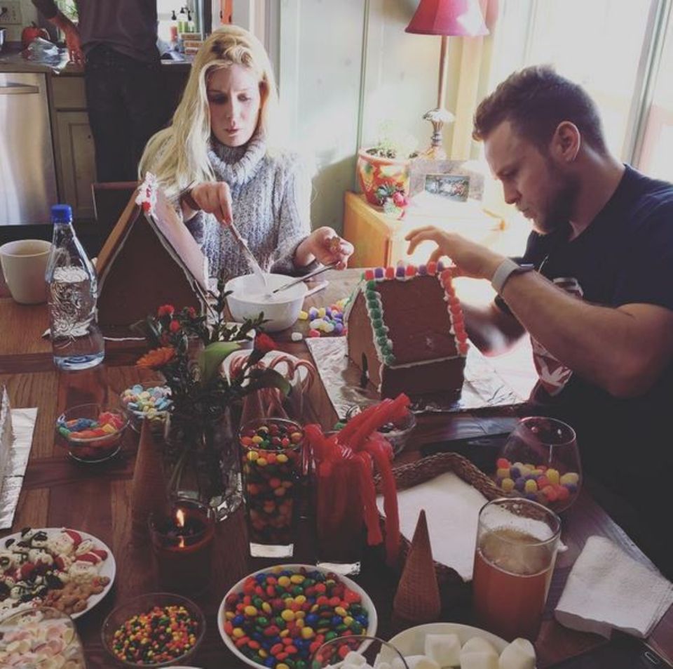Heidi Montag und Spencer Pratt arbeiten voll konzentriert an ihre Lebkuchenhäusern. Heidi Montag und Spencer Pratt arbeiten voll konzentriert an ihre Lebkuchenhäusern.