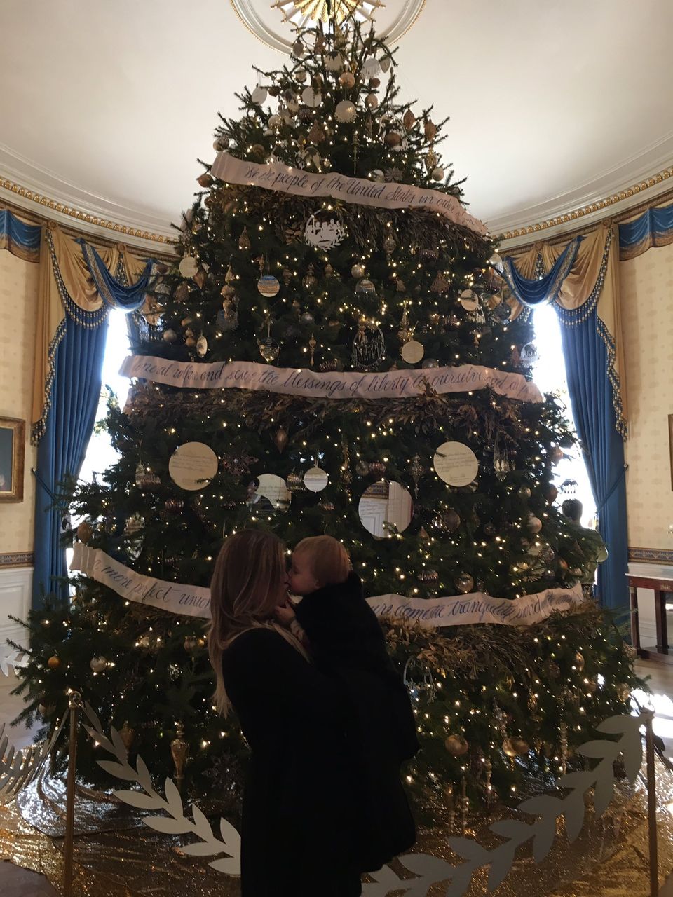 Kelly Clarkson und ihre Tochter River Rose sind von dem Tannebaum im Weißen Haus mächtig beeindruckt.