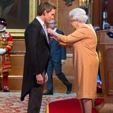 2016: Am 2. Dezember wird der britische Schauspieler und Oscar-Preisträger Eddie Redmayne von Queen Elizabeth mit dem Verdienstorden "Order of the British Empire" ausgezeichnet.
