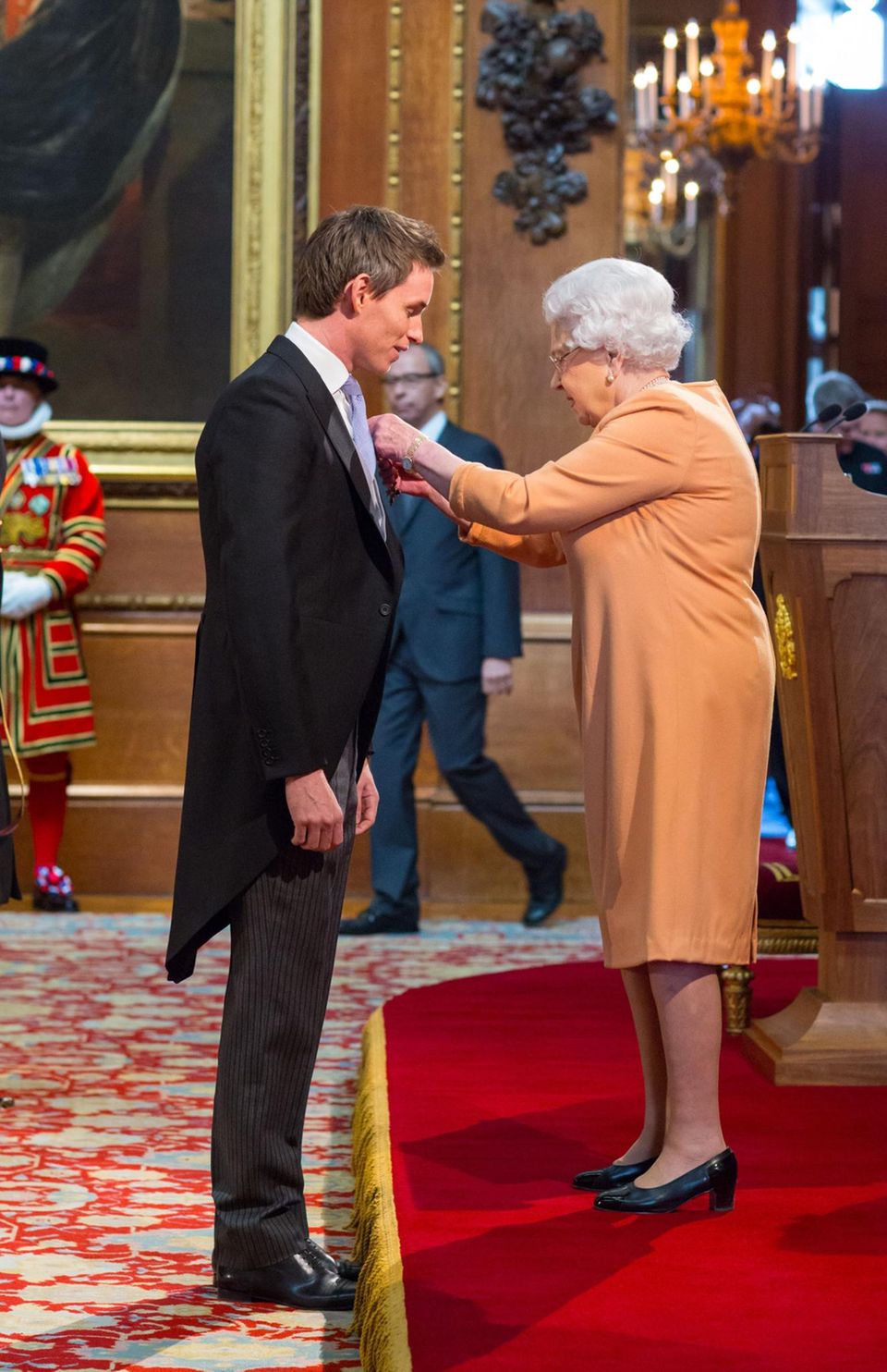 2016: Am 2. Dezember wird der britische Schauspieler und Oscar-Preisträger Eddie Redmayne von Queen Elizabeth mit dem Verdienstorden "Order of the British Empire" ausgezeichnet.