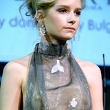 Lotties florales Neckholder-Kleid ist nämlich so durchsichtig, dass die aufgeklebten Nippelpflaster auf ihren Brüsten deutlich zu sehen sind. So deutlich, dass sie sie eigentlich auch gleich hätte ganz weglassen können.