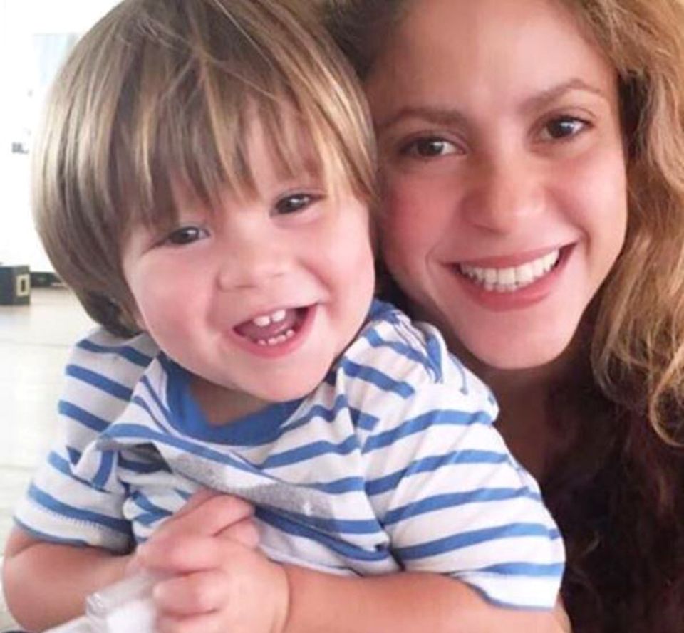 15. November 2016   Shakira und Sasha können beide wieder strahlen. Shakira hatte aus persönlichen Gründen den Latin Grammy Award in Amerika abgesagt ohne die Gründe zu nennen. Es wurde viel Spekuliert. Nun hat sie bestätigt, dass ihr jüngster Sohnes Sasha wieder gesund und er wieder er selbst sein könne. Was der Kleine hatte, wird aber nicht mitgeteilt.