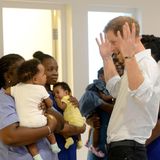 Da schaut das Baby ganz bedröppelt zu Prinz Harry rüber: Der hat aber eine komische Haarfarbe.