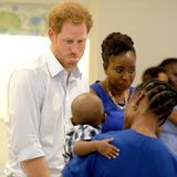 Er sorgt für jede Menge Spaß: Prinz Harry zeigt einem kleinen Jungen die Zunge.
